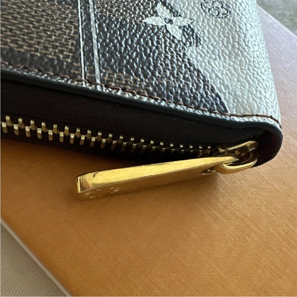💙 Louis Vuitton Vivienne Holiday Damier Zippy Long Wallet Limited Edition 2019❄️ - Picture 9 of 15